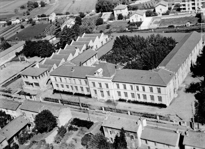 Vue aérienne de l'école pratique du commerce et d'industrie.