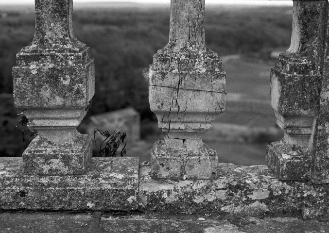 Grignan. - Dégradations des balustres des terrasses du château.