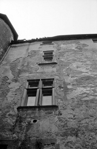 Charmes-sur-l'Herbasse. - Détail de la façade sud du château féodal.