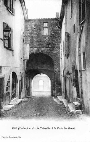 La porte Saint-Marcel est un ancien arc de triomphe romain dédié à Mars.