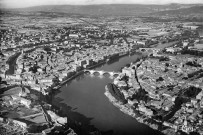 Vue aérienne de la ville et de l'Isère.