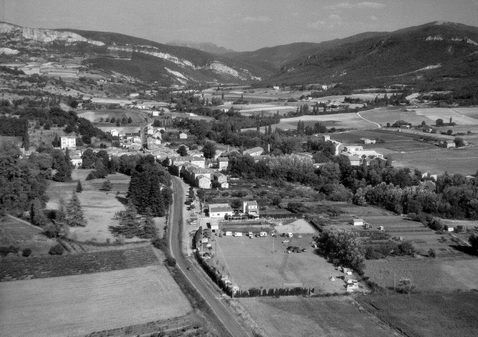 La Bégude-de-Mazenc. - Vue aérienne d'une partie du village, le camping et la piscine.