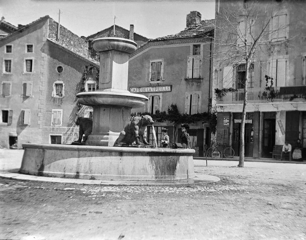 La Chapelle-en-Vercors.- La fontaine aux Ours.