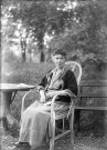 Charols, château de Salettes. - Marie Champin assise dans le jardin.
