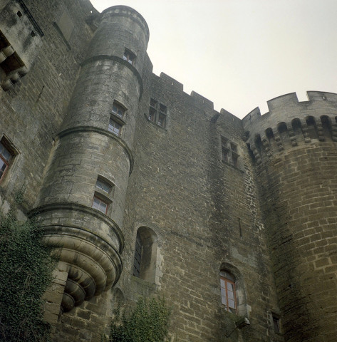 Suze-la-Rousse.- Le château.