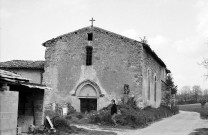 Châteauneuf-de-Galaure.- La chapelle Saint-Pierre de l'ancien prieuré de Cordeliers, au hameau de Charrières.
