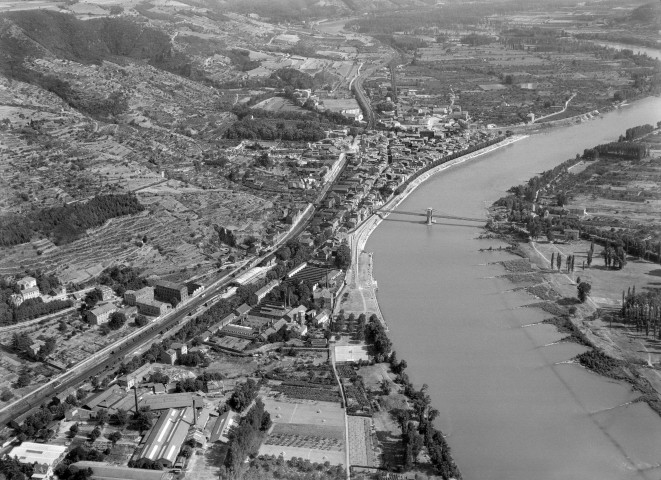 Vue aérienne de la ville et du Rhône.