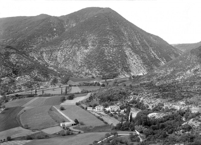 Dieulefit. - Vue aérienne de l'école de Beauvallon route de Comps.