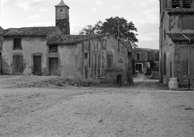 La Roche-de-Glun.- Place de l'église Saint-Jean-Baptiste.