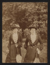Deux dames dans un jardin.