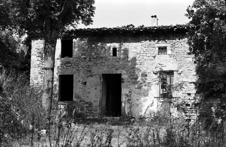 Piégros-la-Clastre. - Ferme aux abords du château Saint-Médard.