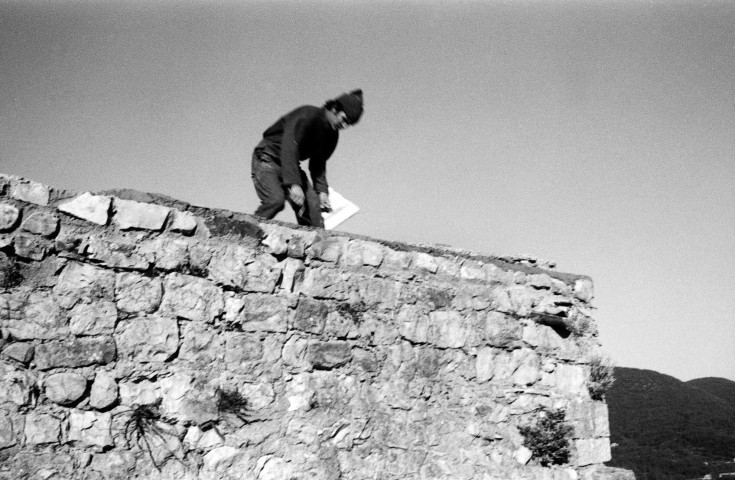 Mirmande.- La façade sud du chevet de l'église Sainte-Foy, pendant les travaux de couverture.