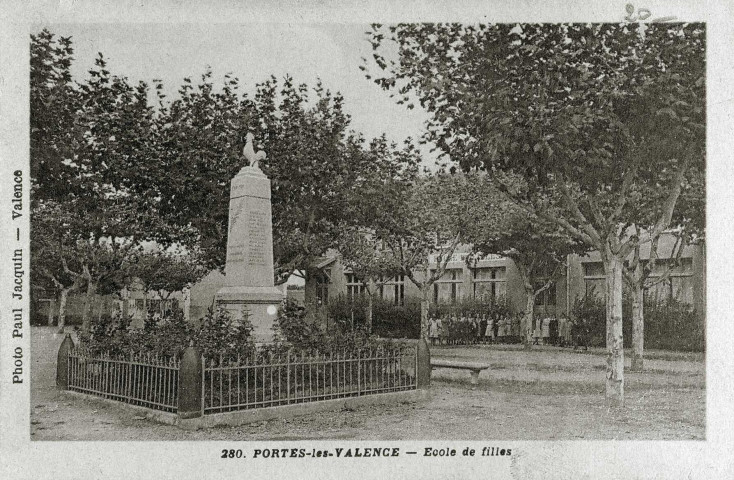 Portes-lès-Valence.- Le monument aux morts inauguré le 28 mai 1922, au fond l'école de filles.