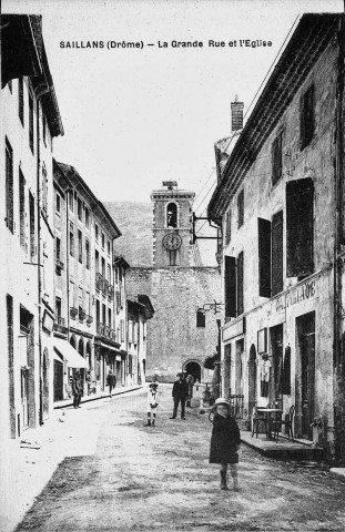 Grande Rue et l'église Saint-Géraud.