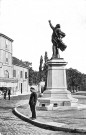 Le monument Désiré Bancel (1897) devant à la gare.