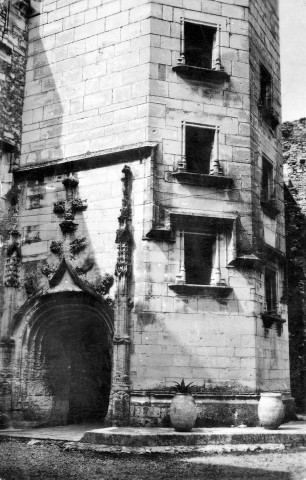 Porte principale du château.