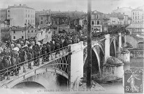 Bourg-de-Péage.- Défilé des reines de la chapellerie sur le pont reliant la ville à Romans-sur-Isère.