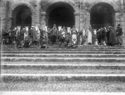 Arles (Bouches-du-Rhône). - Régiment de marche de chasseurs indigènes à cheval, avec des enfants, devant les arènes.