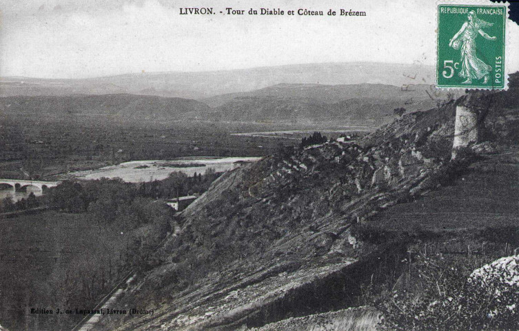 La tour du Diable surplombant le coteau de Brézème.