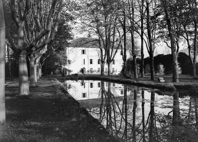 Charols, château de Salettes. - Vue de la façade sud depuis le bord du bassin.