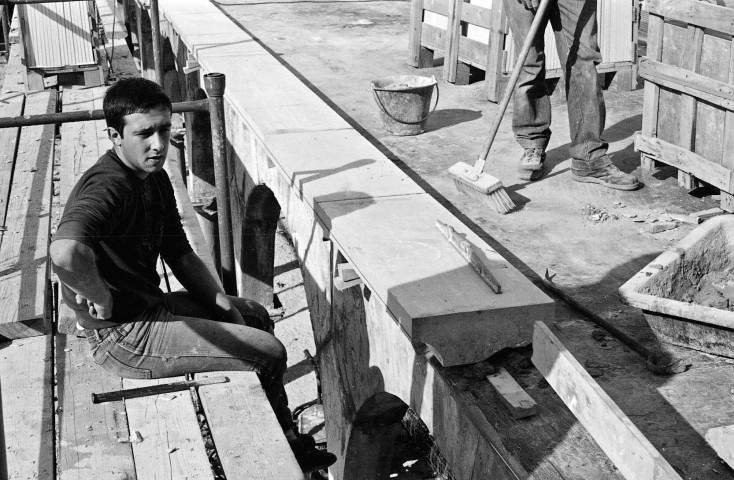 Romans-sur-Isère.- La face sud du bâtiment nord de la galerie des jardins du musée de la Chaussure, l'ancien couvent des Ursulines, pendant les travaux de restauration.