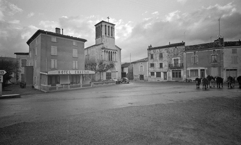 Bourdeaux.- Vue de l'église Saint-Savin.