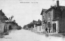 Portes-lès-Valence.- Villa de la rue principale, l'actuelle rue Jean Jaurès, avant la plantation des platanes en 1910.