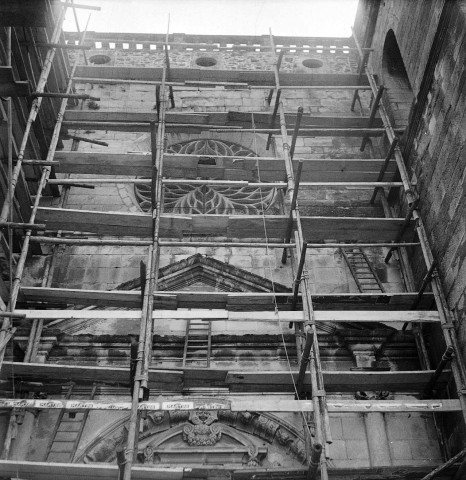 Grignan. - Façade de la collégiale Saint-Sauveur pendant les travaux de restauration.