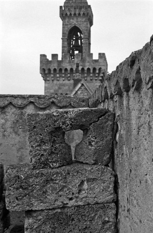 Chabeuil.- Le beffroi et une arbaletrière de la porte du village.