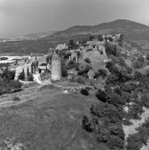 Vue aérienne des vestiges du village fortifié de Mirabel.