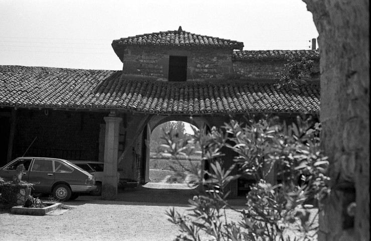 Bésayes. - La poterne d'entrée sud du domaine des Thévenins.