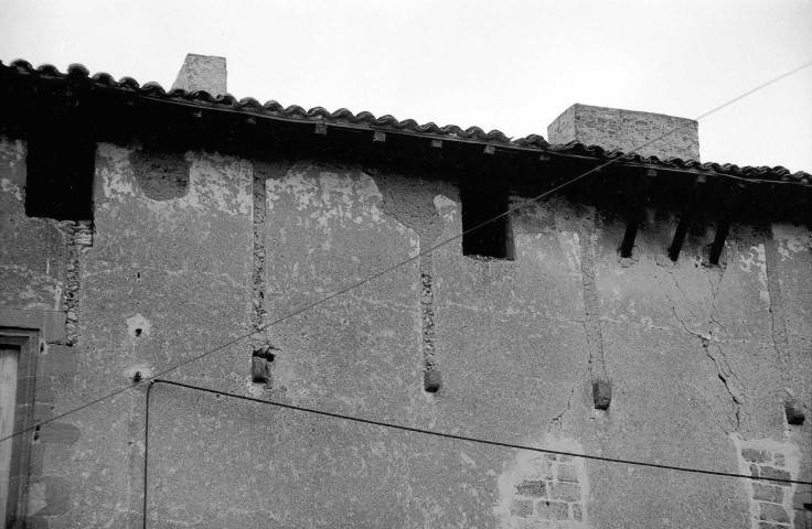 Manthes. - Façade ouest sur cour des bâtiments de l'ancien prieuré.