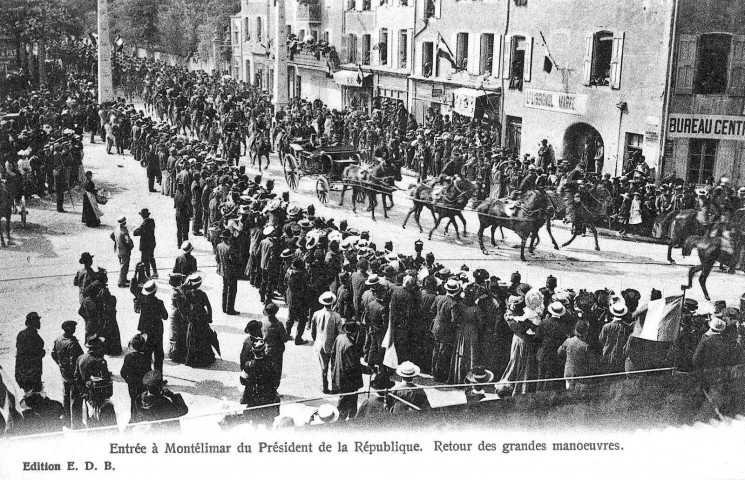 Le cortège du Président de la République Émile Loubet de retour des grandes manœuvres de 1903.