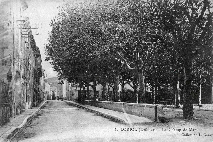 Loriol-sur-Drôme.- Place du Champ de Mars.