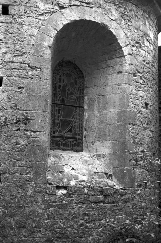 Saint-Marcel-lès-Sauzet. - Fenêtre du chevet de l'église Saint-Marcel.