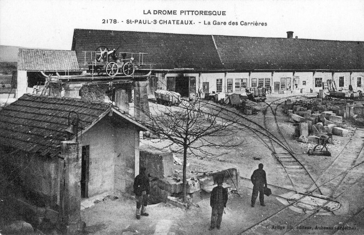 La gare des carrières (1878-1914) de pierre de taille.