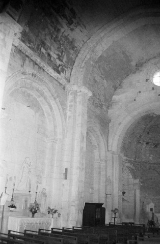 Saint-Restitut. - Le mur nord de la nef de l'église Saint-Restitut.