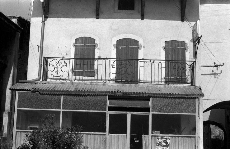 Saint-Paul-Trois-Châteaux.- Façade d'une maison du centre ancien.