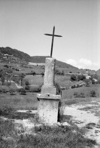 Lemps.- La croix aux abords de l'église Saint-Pierre.