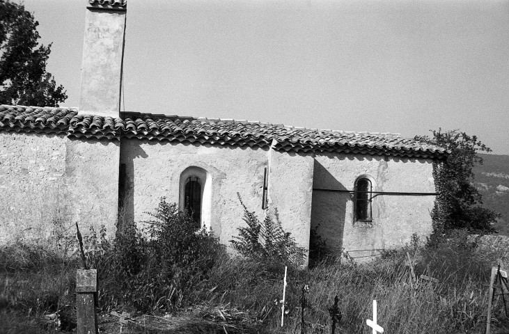 Aubenasson.- La façade sud de l'église Saint-Jean-Baptiste et le cimetière.