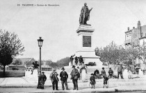 Monument de Jean Pierre Bachasson, comte de Montalivet, installé en septembre 1895.