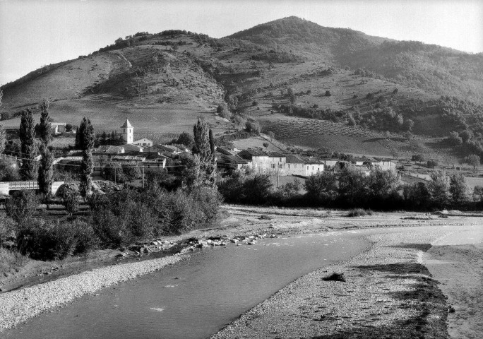 Curnier. - Vue du village et la rivière l'Eygues