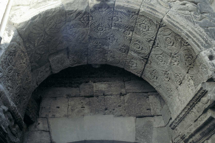 Détail de l'arc de triomphe de la porte Saint-Marcel.