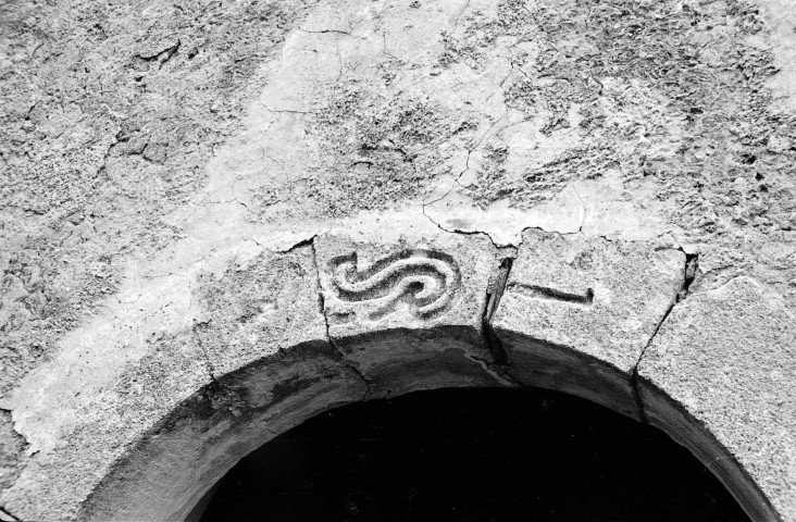 Châteauneuf-de-Bordette.- Détail du porche de la chapelle Saint-Quentin.