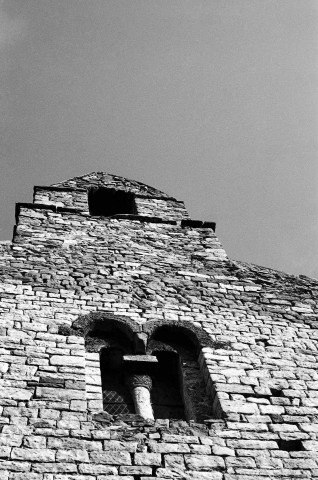 Francillon-sur-Roubion.- Détail de la façade principale de l'église Saint-Pierre-aux-Liens.