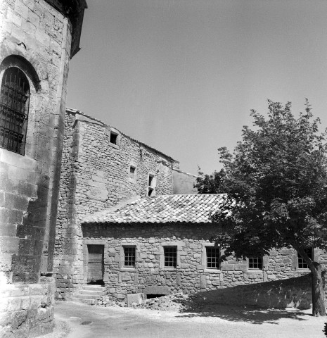 Saint-Restitut. - La maison de la Tour et le chevet de l'église Saint-Restitut.