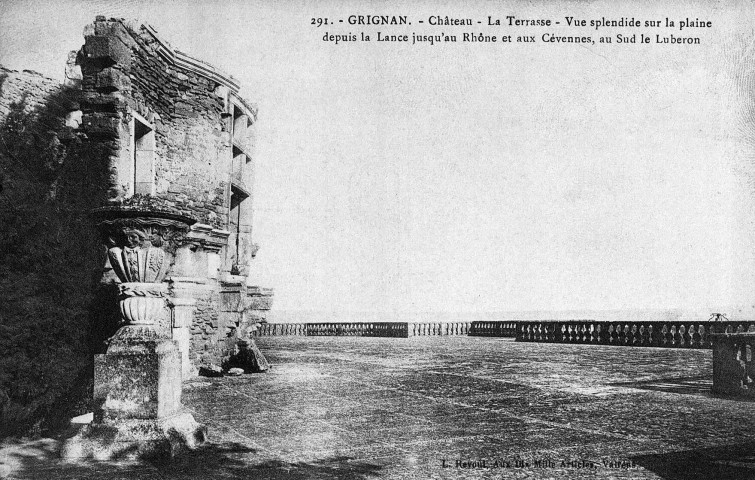 Grignan.- La terrasse du château.