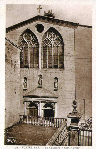 La façade de la collégiale Sainte-Croix.