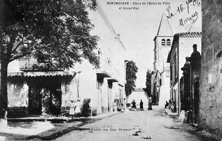 La place de la Mairie et la Grande Rue.