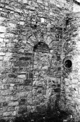 Montclar-sur-Gervanne.- L'ancienne porte du transept nord de l'église Saint-Marcel.